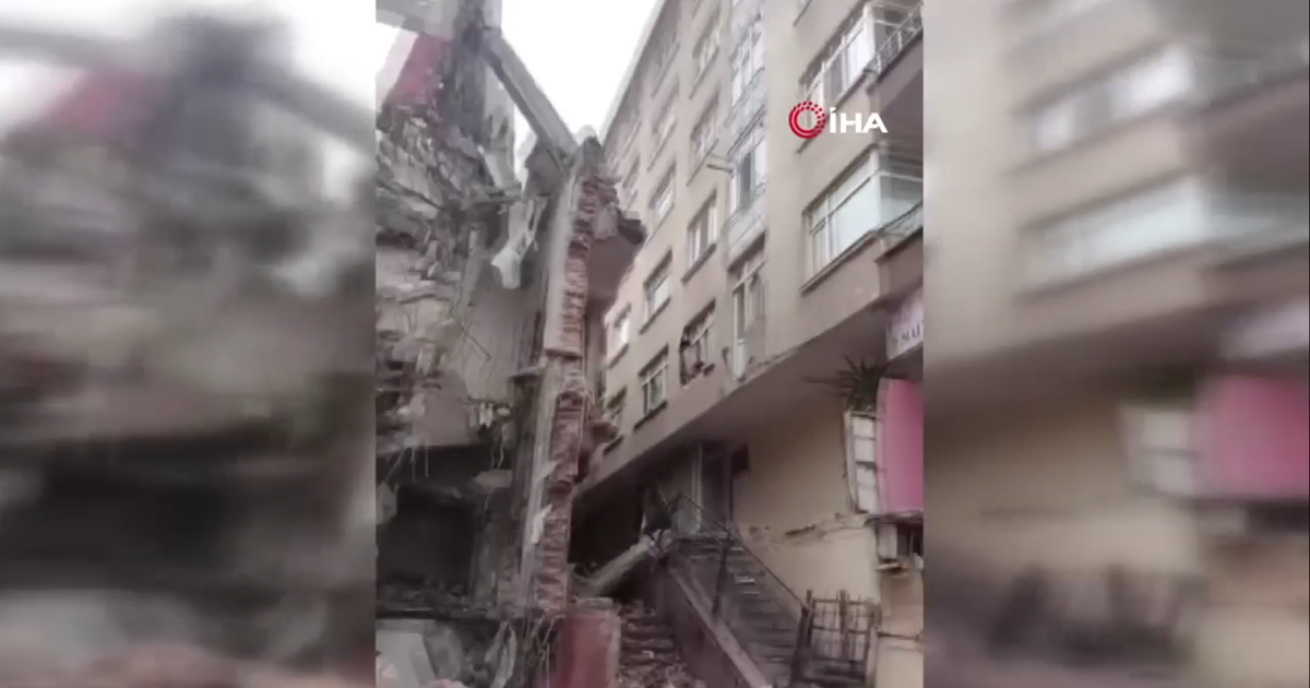 İstanbul'da bina yan binanın üzerine devrildi. Ekipler olay yerinde