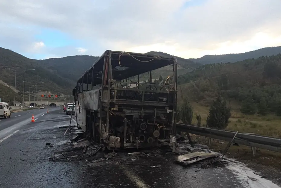 Öğrencileri taşıyan otobüs küle döndü