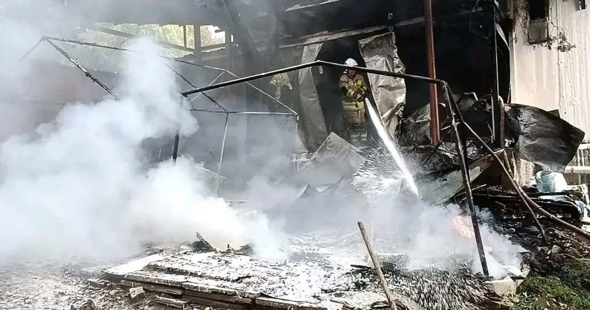 Hatay'daki yangında prefabrik yapı kül oldu