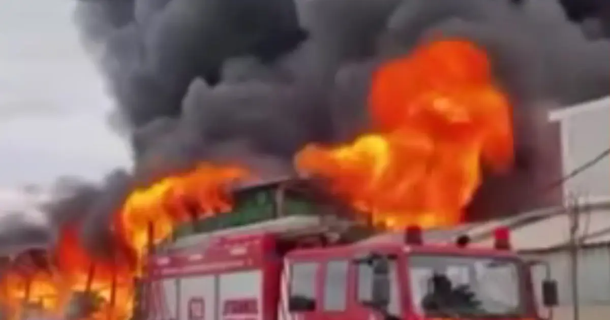 Esenyurt’ta zincir market deposunda yangın