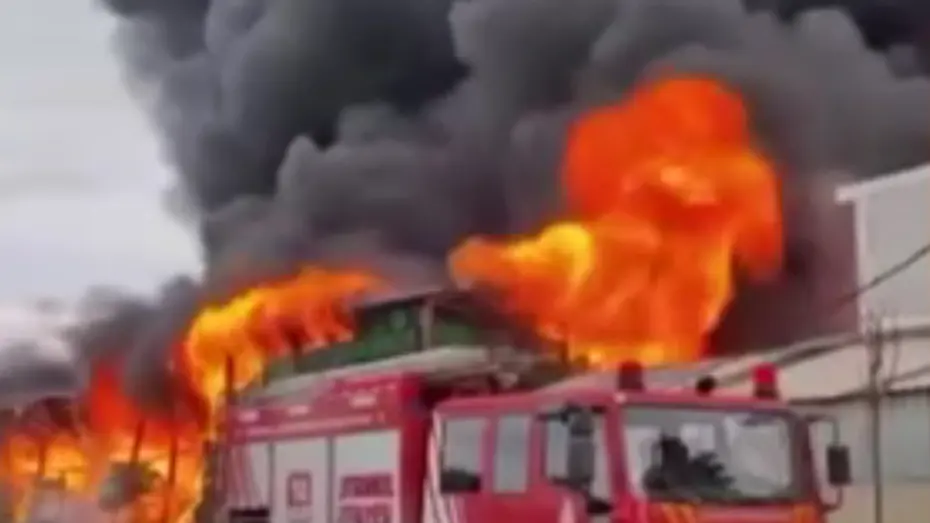 Esenyurt’ta zincir market deposunda yangın