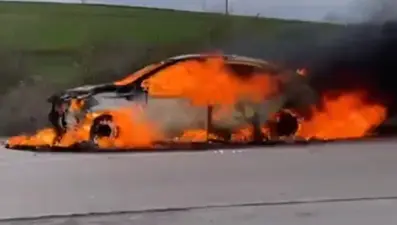 Otomobil yanarak küle döndü