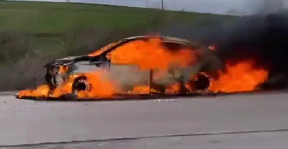 Otomobil yanarak küle döndü