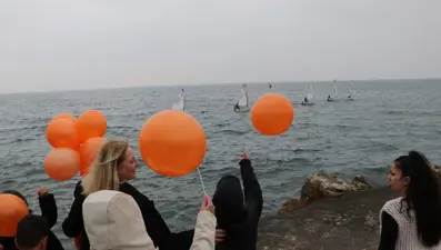 Tekirdağ'da yelkenciler turuncu balonla lösemiye dikkat çekti