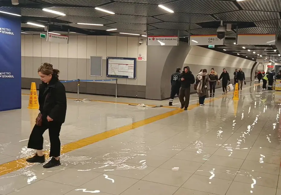 İstanbul’u sağanak vurdu. Yollar göle döndü, metroları su bastı