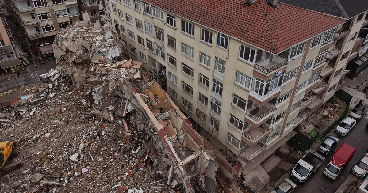 Küçükçekmece'de yıkımı yapılan binadan kopan parçalar yan binanın üzerine düştü