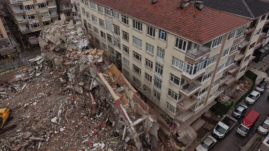 Küçükçekmece'de yıkımı yapılan binadan kopan parçalar yan binanın üzerine devrildi
