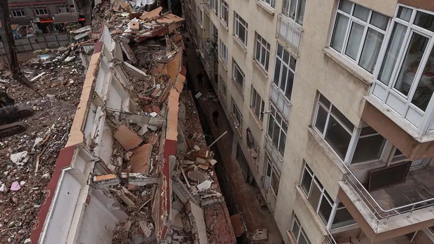 Küçükçekmece'de yıkımı yapılan binadan kopan parçalar yan binanın üzerine devrildi 3