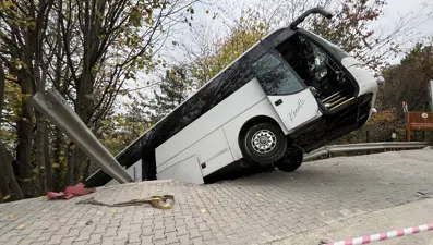 Tur otobüsü şarampolden aşağı düştü