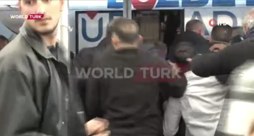 Bursa Büyükşehir Belediye Başkanı'na yumruklu saldırıda görüntüler ortaya çıktı 3