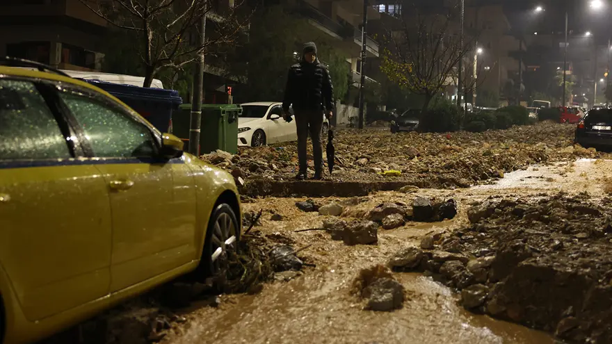 Yunanistan'ı sel ve fırtına vurdu, 2 kişi öldü 4