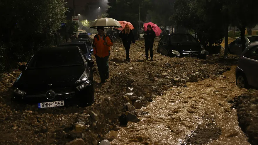 Yunanistan'ı sel ve fırtına vurdu, 2 kişi öldü 3