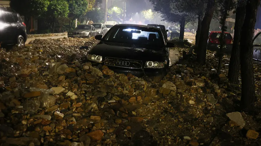 Yunanistan'ı sel ve fırtına vurdu, 2 kişi öldü 2