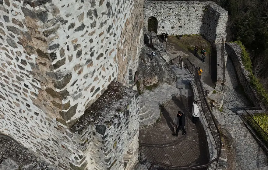 Sarp bir kayanın üzerine kuruldu, ziyaretçileri her geçen gün artıyor. Yaklaşık 700 yıllık 