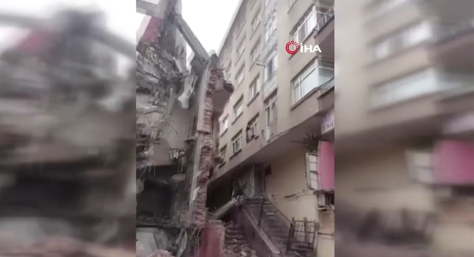 İstanbul'da bina yan binanın üzerine devrildi. Ekipler olay yerinde