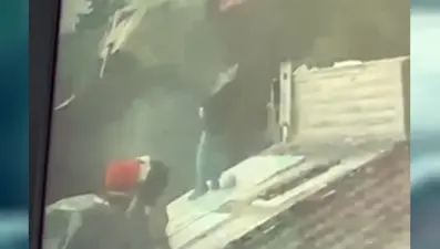 Hatay'da dehşet anları. İnşaat işçisine yıldırım isabet etti