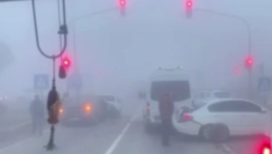 Yoğun sis zincirleme kazaya neden oldu