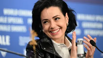 Berlin'de Özgü Namal'ın Türkiye yanıtı takdir topladı. "Zorunluluk değil, tercih"