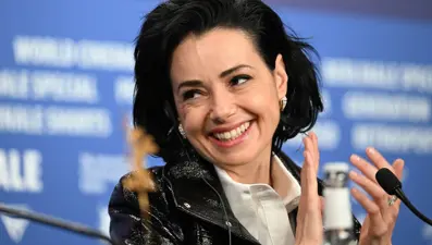 Berlin'de Özgü Namal'ın Türkiye yanıtı takdir topladı. "Zorunluluk değil, tercih"