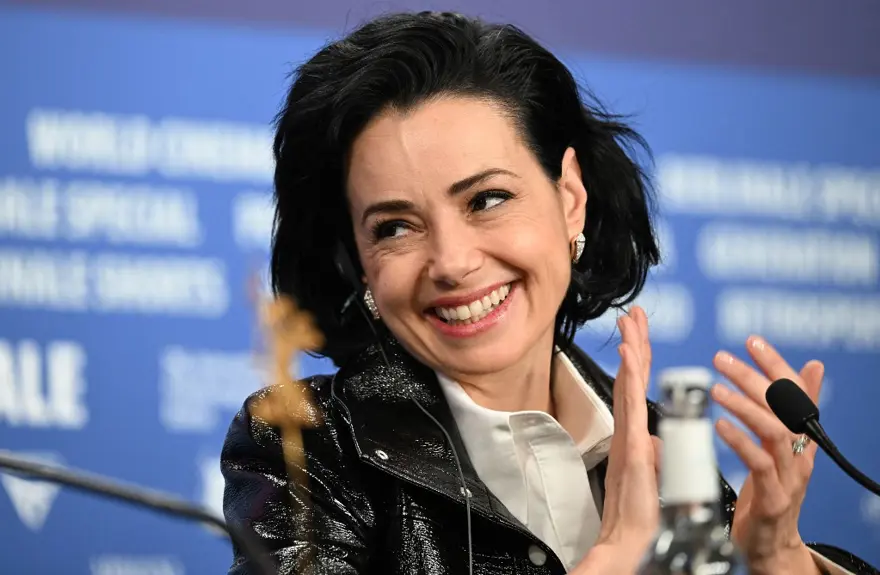 Berlin'de Özgü Namal'ın Türkiye yanıtı takdir topladı. "Zorunluluk değil, tercih" 2 Berlin'de Özgü Namal'ın Türkiye yanıtı takdir topladı. "Zorunluluk değil, tercih" 2