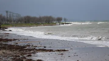 Çanakkale Boğazı'nda transit gemi geçişlerine fırtına engeli