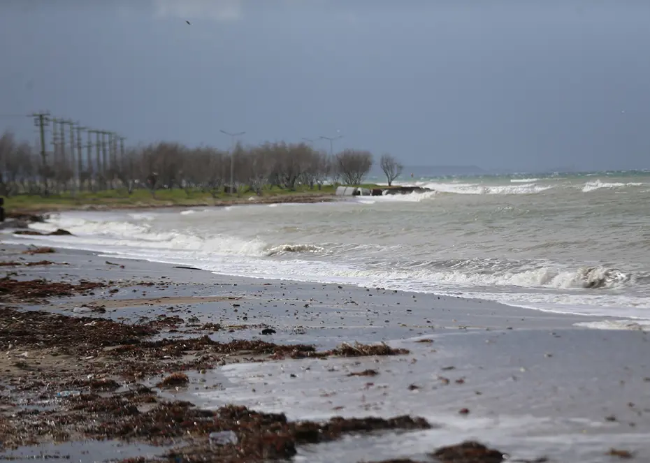 Çanakkale Boğazı'nda transit gemi geçişlerine fırtına engeli