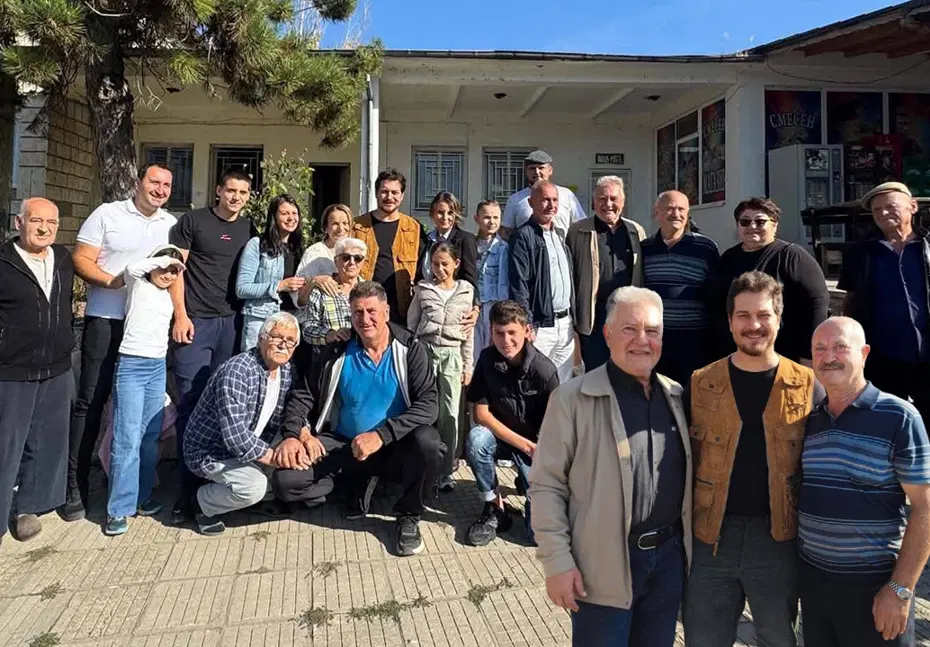 Çağatay Ulusoy'dan aile ziyareti! Anne ve babasıyla Bulgaristan'daki köyüne gitti