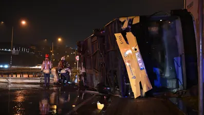 İstanbul'da özel halk otobüsü devrildi