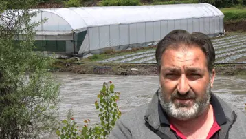 Çiftçinin taşkın nöbeti. 3 gündür suyun içinde bekliyor, kara kara düşünüyor