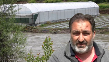 Çiftçinin taşkın nöbeti. 3 gündür suyun içinde bekliyor, kara kara düşünüyor
