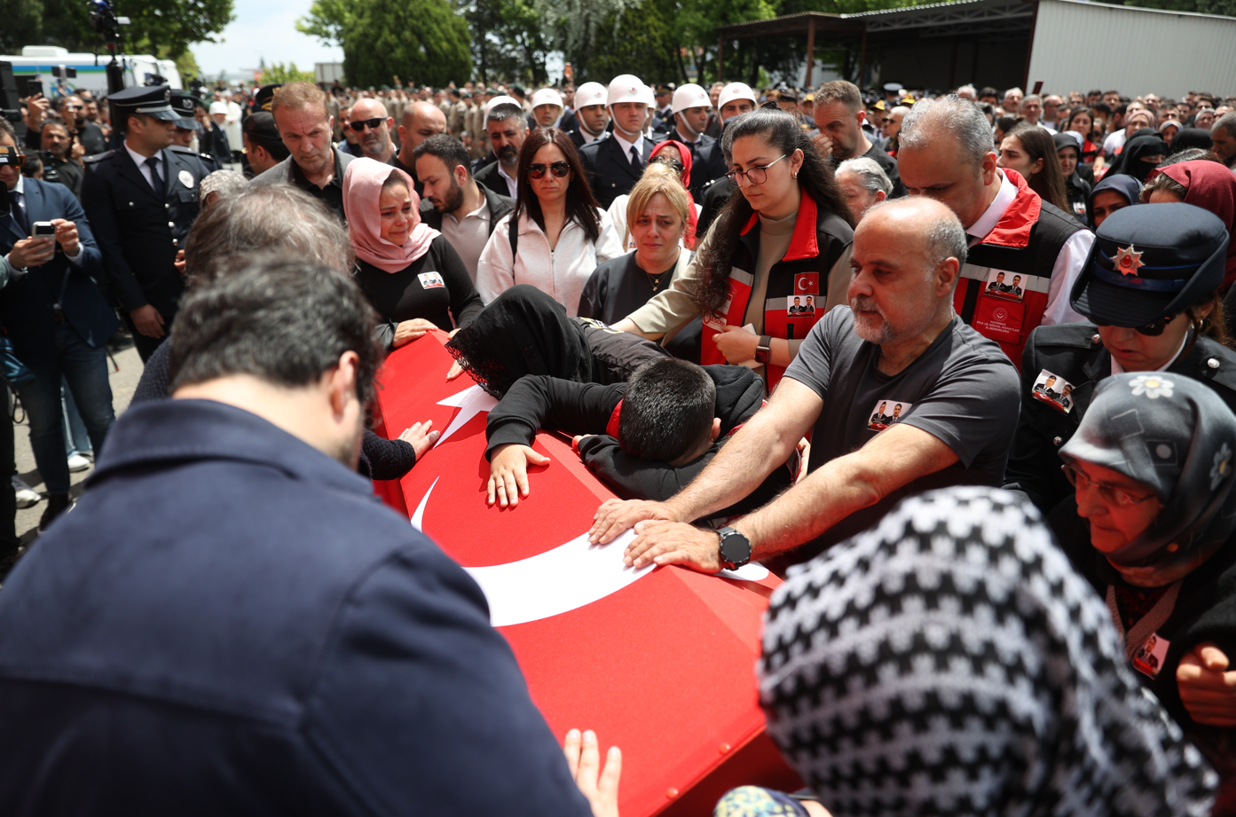 Çorlu gözyaşlarıyla şehit polislerini uğurladı