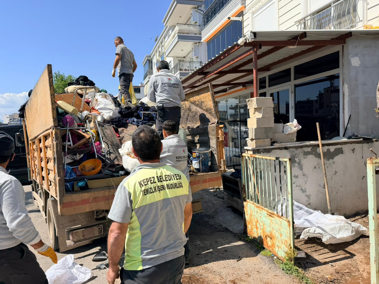 Belediye boşaltıyor, o dolduruyor. Evinden kamyon kamyon çöp çıkıyor
