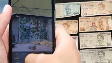 Adana'da herkes bu aşkı konuşuyor. Önce paralara yazdı, şimdi duvarlara