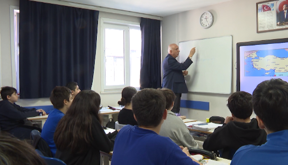 Yarım asırlık öğretmen... 72 yaşında hala tahta başında