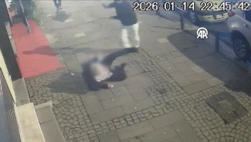 Yolda yürürken tekmeli saldırıya uğradı