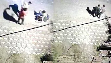 Sokak ortasında dehşet: Biri bıçakladı, diğeri sopayla vurdu