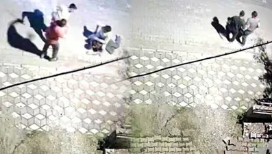 Sokak ortasında dehşet: Biri bıçakladı, diğeri sopayla vurdu