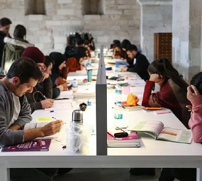 İstanbul'da üniversiteler bir ay erken kapanacak2027 Avrupa Oyunları nedeniyle İstanbul'da eğitim veren üniversitelerin bahar dönemleri bir ay erken sona erecek.