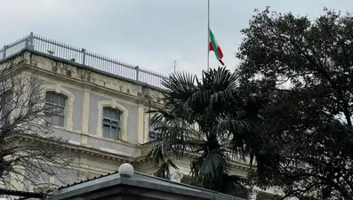 İran'ın İstanbul Başkonsolosluğu'nda bayraklar yarıya indirildi