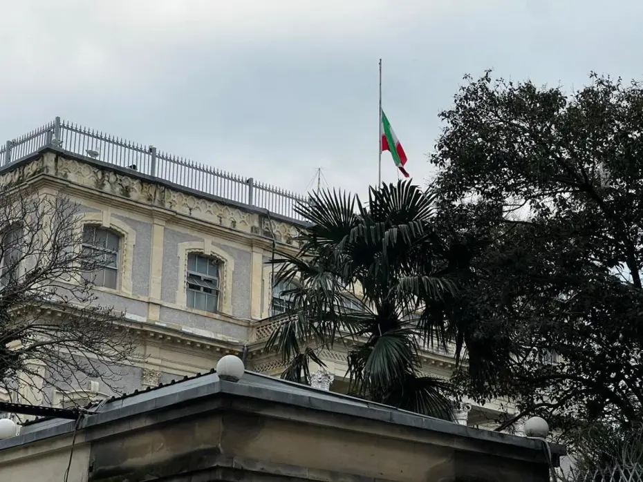 İran'ın İstanbul Başkonsolosluğu'nda bayraklar yarıya indirildi