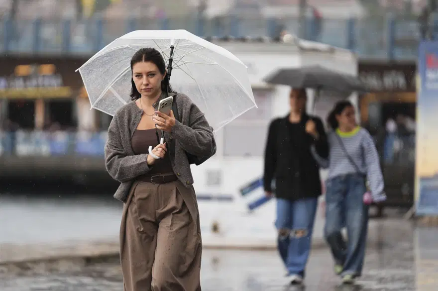 Sıcaklık hızla düşecek, sağanak aralıksız devam edecek. Bugün hava nasıl olacak? 