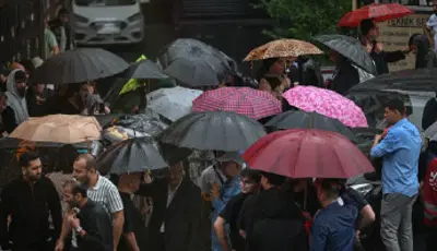 Meteoroloji saat saat uyardı. İstanbul'a sağanak geliyor, kuvvetli rüzgara dikkatYüksek sıcaklık ve nemin bunalttığı İstanbul'da bugün sağanak yağış bekleniyor.