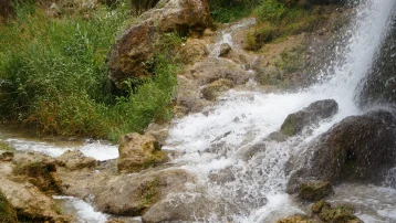 Dokuz ayrı kaynaktan besleniyor. 40 metreden dökülüyor