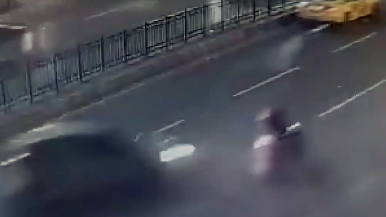 Şişhane'de motosiklet otobüs durağına daldı. Bir ölü, üç yaralı