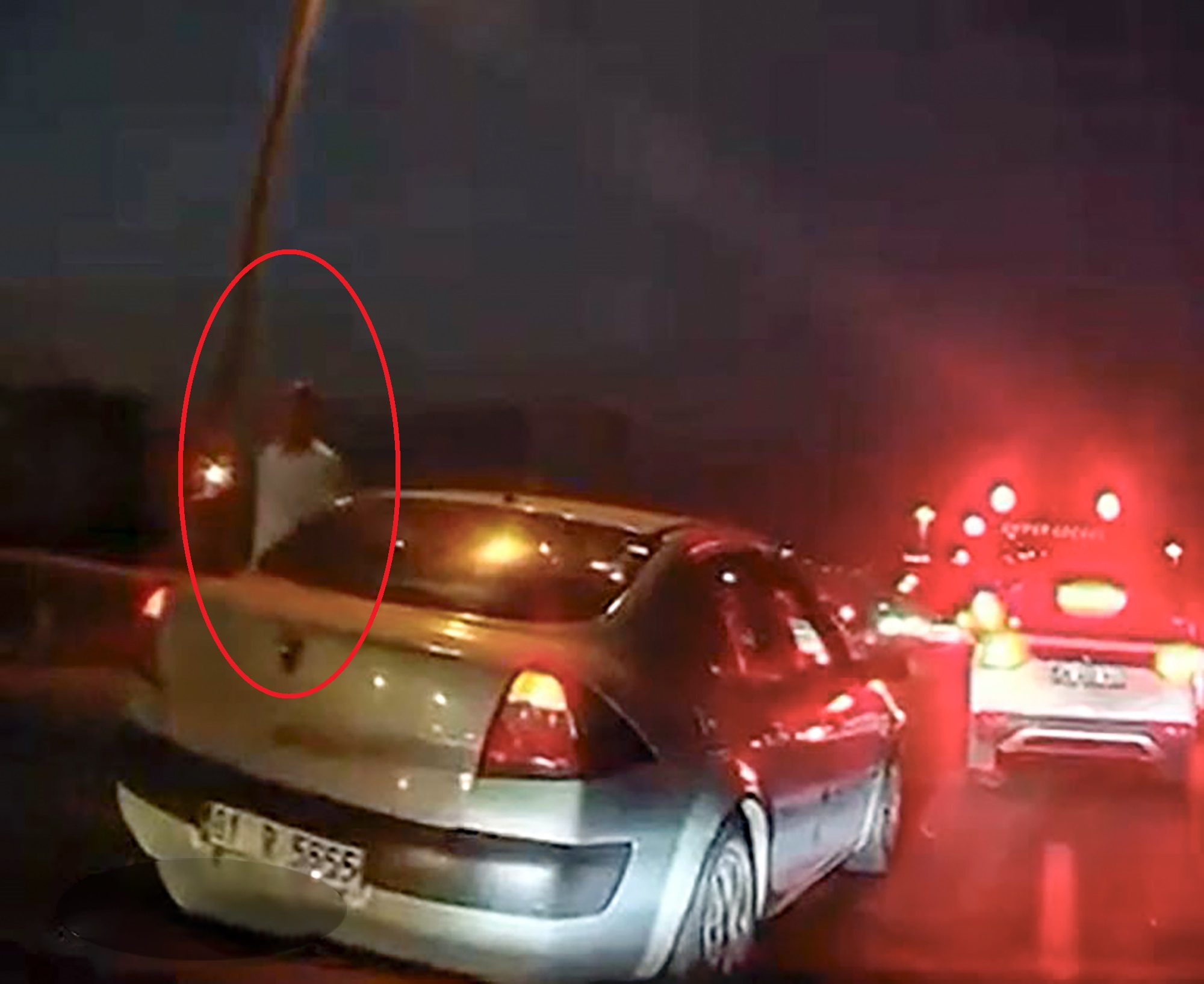 Trafikte önünü kestiği sürücüye "Başkomiserim" dedi, market çalışanı çıktı