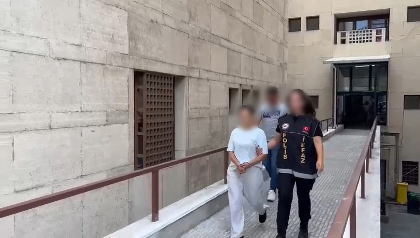 "Kargocu sandım" dedi, kurye kılığındaki polise yakalandı